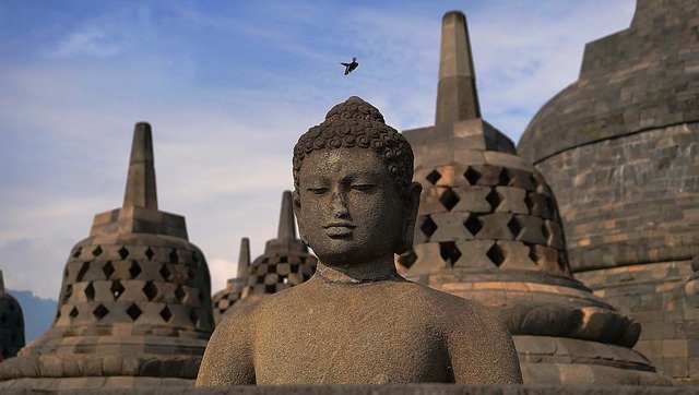 Perpaduan antara kebudayaan hindu-buddha dan kepercayaan asli indonesia terlihat pada ....